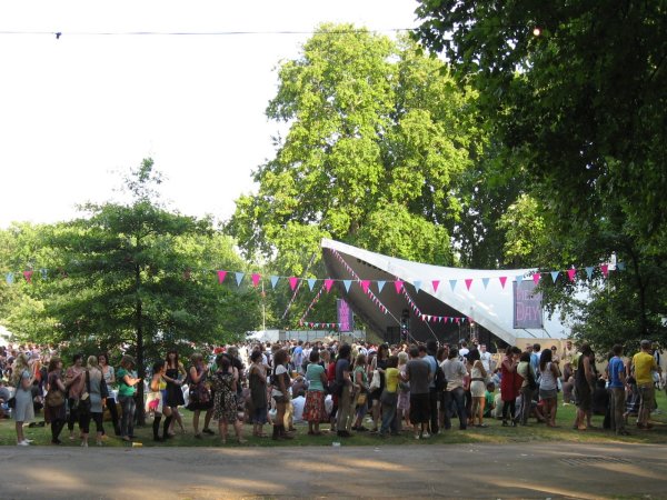2007fielddayeyoequeue1_600.jpg