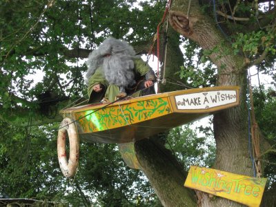 2007glastonburysaturdaywishingtree1_400.jpg