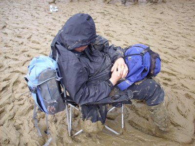 2007glastonburysundaychairinmud1_400.jpg