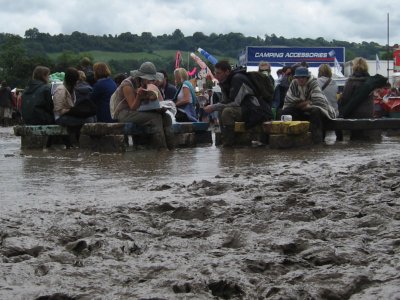 2007glastonburysundaymudbench1_400.jpg
