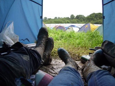 2007glastonburysundaytentwellies1_400.jpg